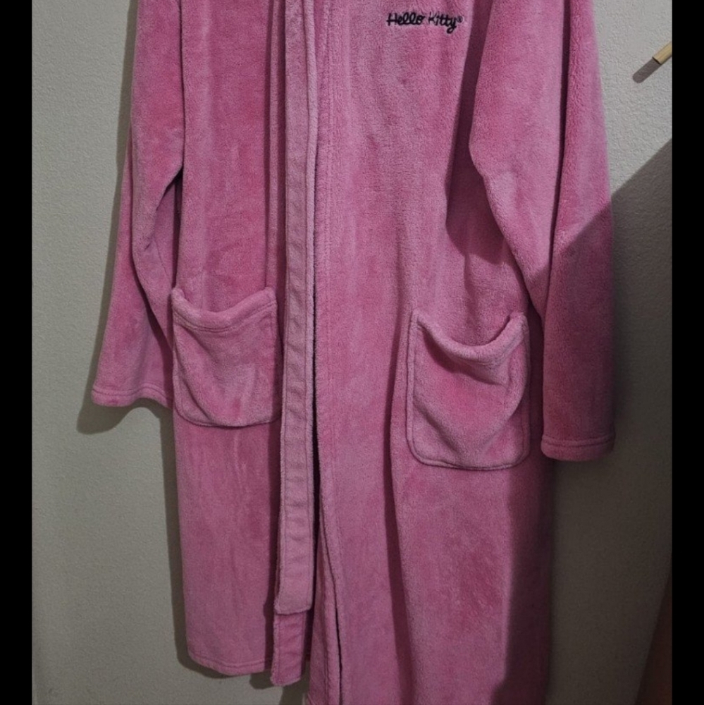 Hello Kitty Pink Robe x Forever 21 - Picture 4 of 5